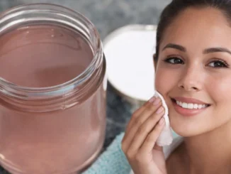 vinagre de manzana para la piel: tónico natural en frasco y aplicación facial con algodón