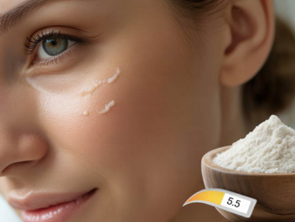 Primer plano de una mujer con piel radiante junto a un cuenco de harina de arroz y un indicador de pH 5.5. Ilustra la alternativa segura y con pH balanceado al uso de bicarbonato para el cuidado facial.