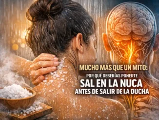 persona aplicando sal marina en la nuca bajo la ducha para relajar la tensión cervical