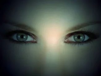 Ojos azules con luz mística representando el sexto sentido según el signo zodiacal e intuición psicológica