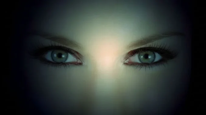 Ojos azules con luz mística representando el sexto sentido según el signo zodiacal e intuición psicológica