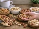 frutos secos propiedades beneficios dosis — nueces, almendras, pistachos, avellanas y cajú en cuencos de madera