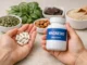 magnesio beneficios tipos deficiencia — frasco de magnesio, cápsulas y alimentos ricos en magnesio
