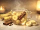 té de plátano con canela para dormir — taza con rodajas de plátano y ramas de canela