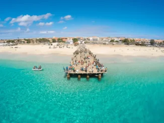 Cabo Verde turismo: playa de Santa María en la isla de Sal, con aguas turquesas