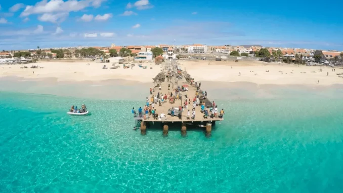 Cabo Verde turismo: playa de Santa María en la isla de Sal, con aguas turquesas
