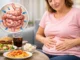 hinchazón abdominal causas remedios — mujer con dolor abdominal, comida ultraprocesada e intestino con gases