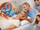 Diagrama del oído interno con cristales sueltos, médico realizando la maniobra de Epley en una paciente, y personas con mareo o dolor de cabeza