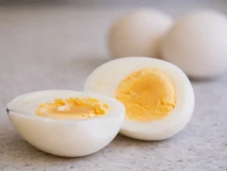 Huevos duros cocidos cortados al medio mostrando la yema, alimento central de la dieta del huevo duro para bajar de peso