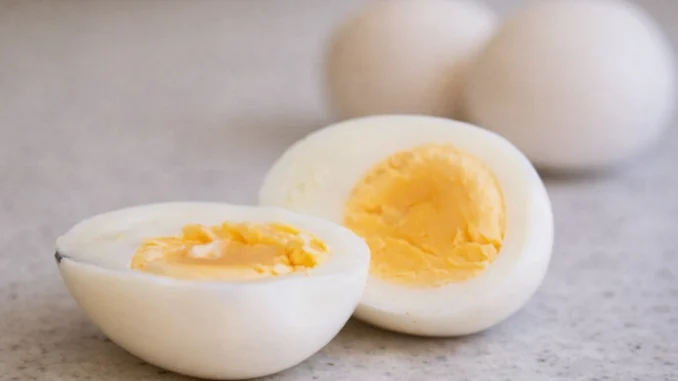 Huevos duros cocidos cortados al medio mostrando la yema, alimento central de la dieta del huevo duro para bajar de peso